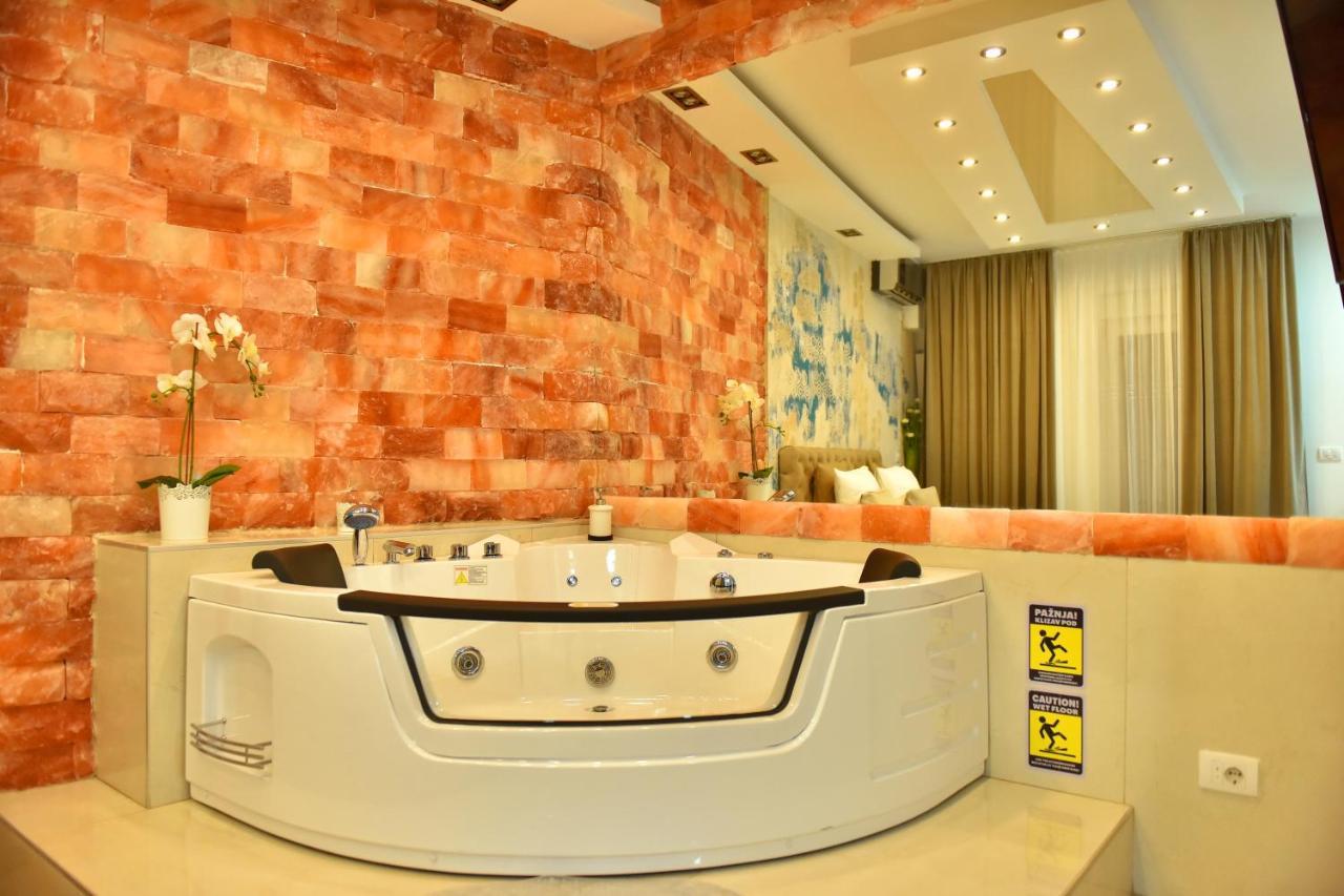 Design Apartment Premium Spa Lux 4 Star "Dubai" Completely Private Wellness & Spa Free Included Sauna & Jacuzzi & Salt Wall & Fire Place & 3D Ceilings & Business Wifi & Netflix & Keyless Code Entry & Full Smart App & Secure 2 Parking Place Ćuprija Eksteriør bilde