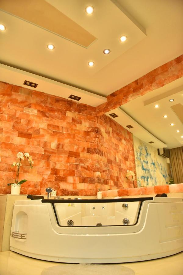 Design Apartment Premium Spa Lux 4 Star "Dubai" Completely Private Wellness & Spa Free Included Sauna & Jacuzzi & Salt Wall & Fire Place & 3D Ceilings & Business Wifi & Netflix & Keyless Code Entry & Full Smart App & Secure 2 Parking Place Ćuprija Eksteriør bilde