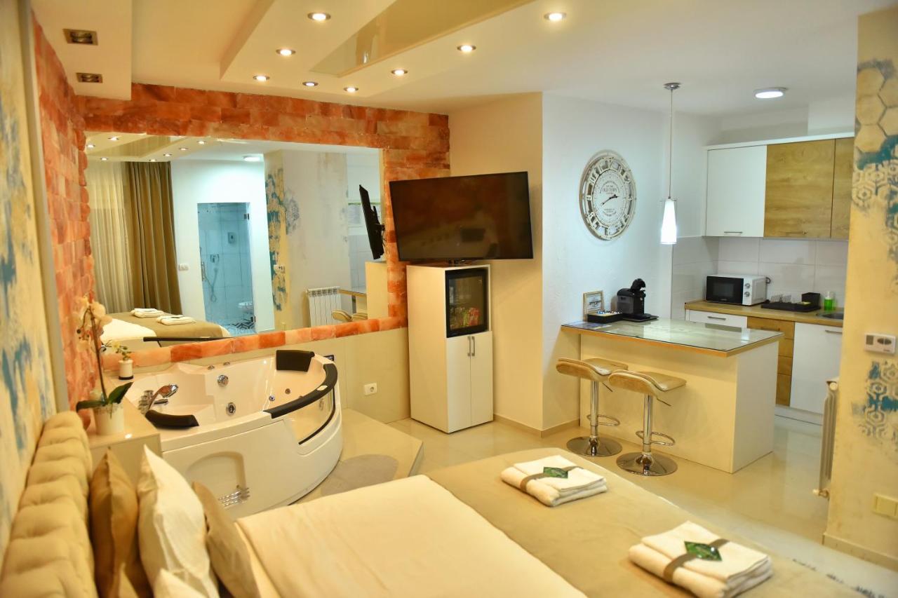 Design Apartment Premium Spa Lux 4 Star "Dubai" Completely Private Wellness & Spa Free Included Sauna & Jacuzzi & Salt Wall & Fire Place & 3D Ceilings & Business Wifi & Netflix & Keyless Code Entry & Full Smart App & Secure 2 Parking Place Ćuprija Eksteriør bilde