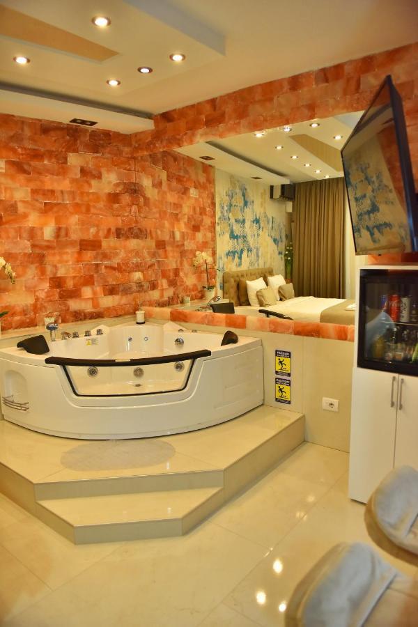 Design Apartment Premium Spa Lux 4 Star "Dubai" Completely Private Wellness & Spa Free Included Sauna & Jacuzzi & Salt Wall & Fire Place & 3D Ceilings & Business Wifi & Netflix & Keyless Code Entry & Full Smart App & Secure 2 Parking Place Ćuprija Eksteriør bilde