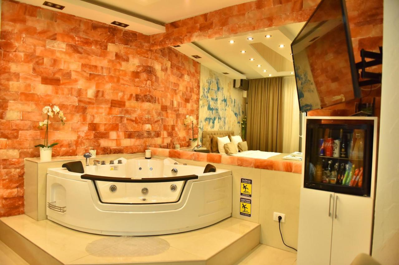 Design Apartment Premium Spa Lux 4 Star "Dubai" Completely Private Wellness & Spa Free Included Sauna & Jacuzzi & Salt Wall & Fire Place & 3D Ceilings & Business Wifi & Netflix & Keyless Code Entry & Full Smart App & Secure 2 Parking Place Ćuprija Eksteriør bilde