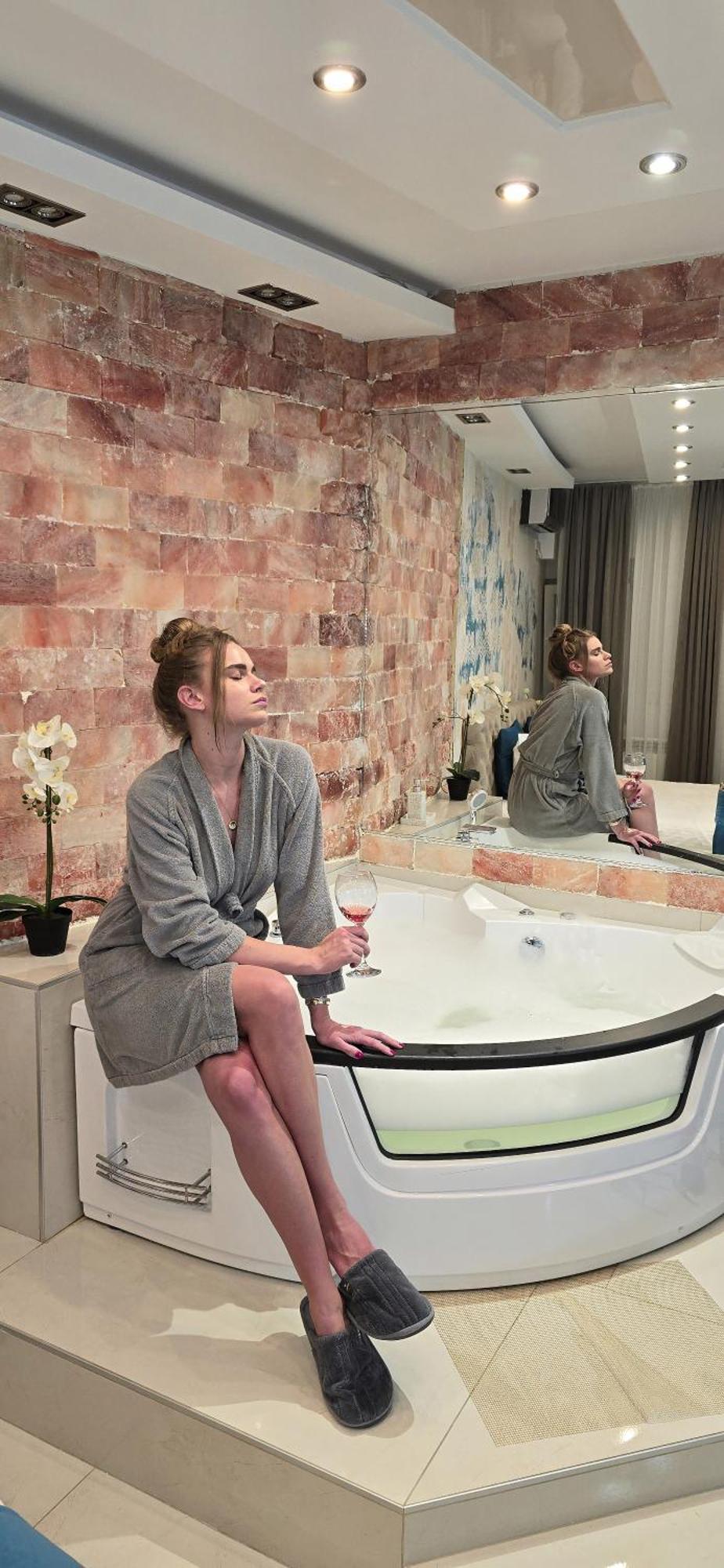 Design Apartment Premium Spa Lux 4 Star "Dubai" Completely Private Wellness & Spa Free Included Sauna & Jacuzzi & Salt Wall & Fire Place & 3D Ceilings & Business Wifi & Netflix & Keyless Code Entry & Full Smart App & Secure 2 Parking Place Ćuprija Eksteriør bilde