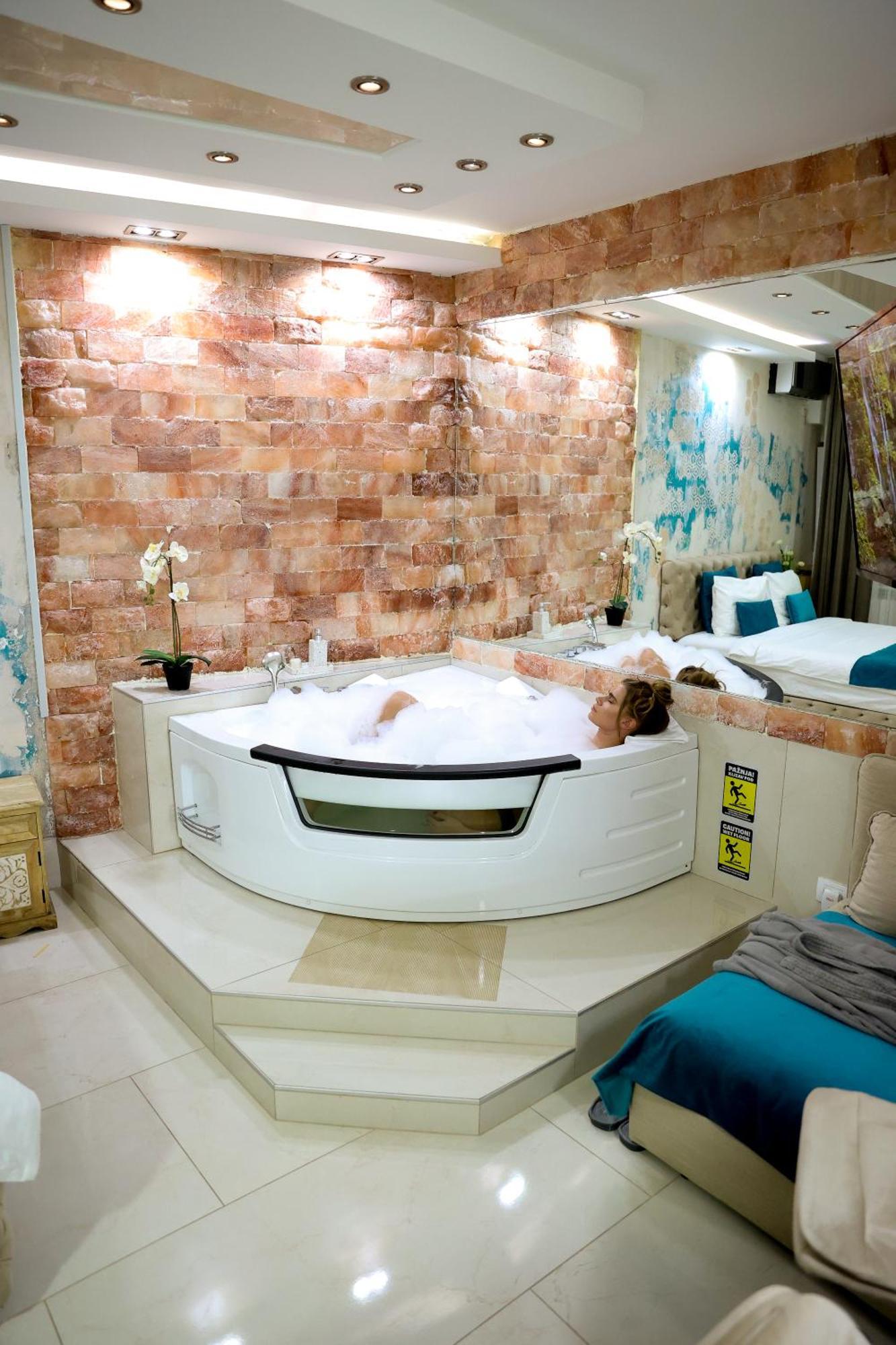 Design Apartment Premium Spa Lux 4 Star "Dubai" Completely Private Wellness & Spa Free Included Sauna & Jacuzzi & Salt Wall & Fire Place & 3D Ceilings & Business Wifi & Netflix & Keyless Code Entry & Full Smart App & Secure 2 Parking Place Ćuprija Eksteriør bilde